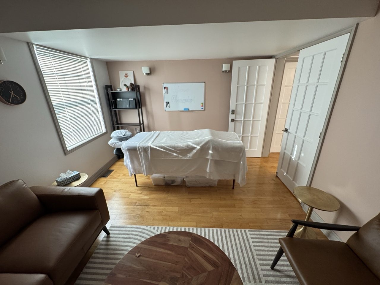 Single treatment room with seating